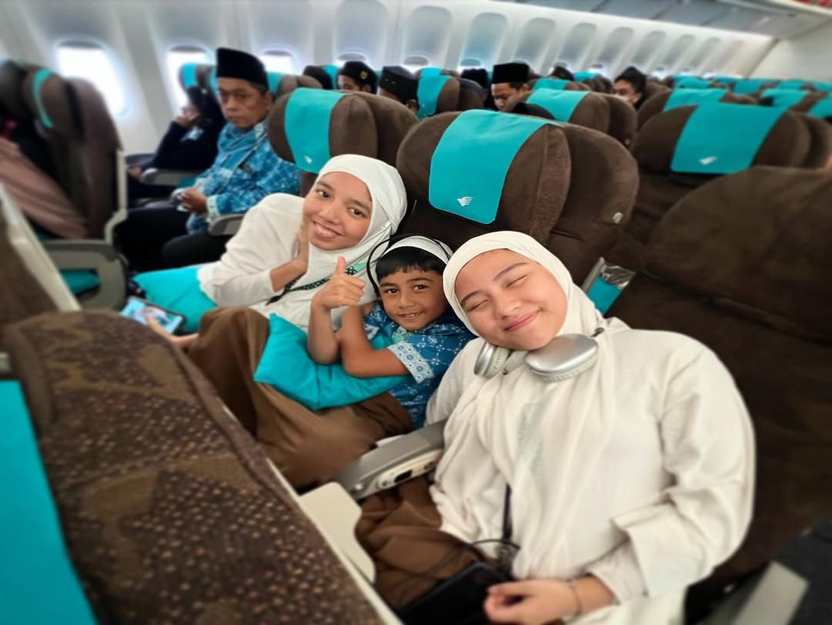 Potret Meisya Siregar dan Bebi Romeo Ajak Keluarga Jalani Umroh Bersama