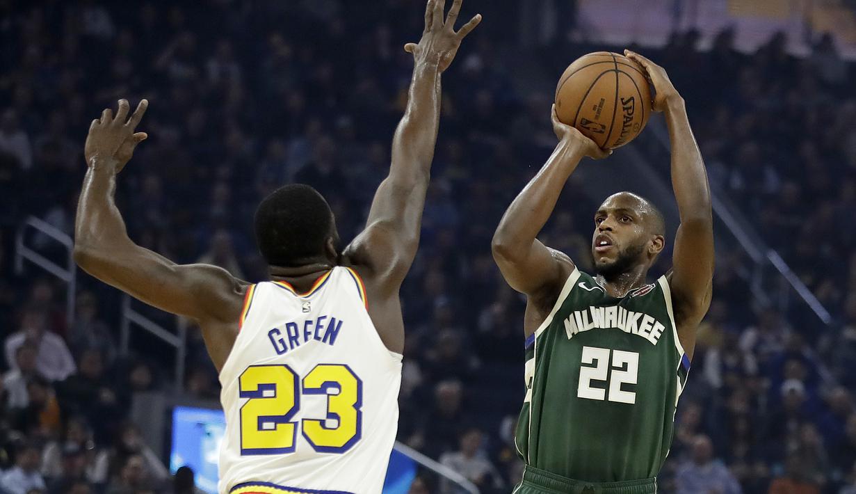 Pebasket Milwaukee Bucks, Khris Middleton, berusaha memasukkan bola saat melawan Golden State Warriors pada laga NBA di Chase Center, Rabu (8/1/2020). Milwaukee Bucks menang 107-98 atas Warriors. (AP/Ben Margot)