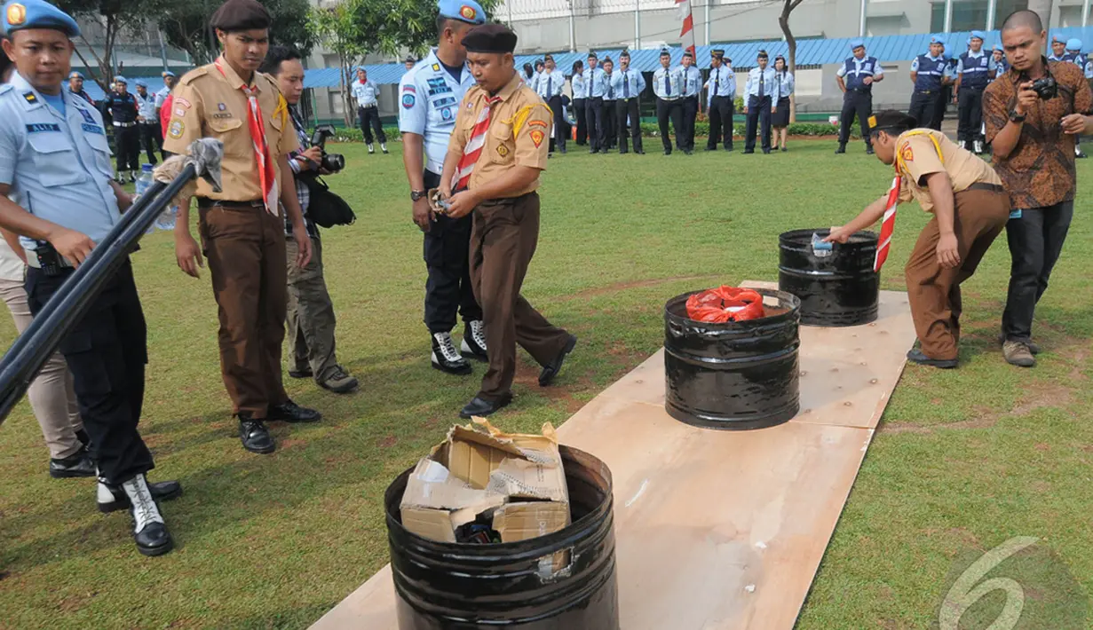 Pemusnahan ratusan telepon genggam milik napi dilakukan di Rutan Cipinang, Jakarta, Jumat (19/12/2014). (Liputan6.com/Herman Zakharia)