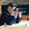 Pemimpin Korut, Kim Jong-un menggunakan teropong  menyaksikan peluncuran balistik antarbenua Hwasong-14 Rudal, ICBM, di barat laut Korea Utara. Korea Utara mengklaim telah menguji rudal balistik antarbenua. (KRT via AP Video)