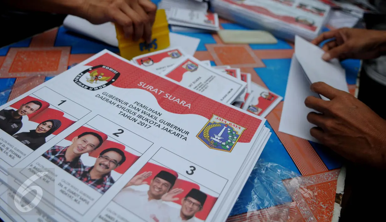Sejumlah petugas menyelesaikan pekerjaan melipat surat suara Pilkada DKI Jakarta 2017 di Gudang Logistik KPU Jakarta Pusat, Senin (24/1). Saat ini ada 154 dus berisi surat suara tersimpan di gudang logistik KPU Jakarta Pusat. (Liputan6.com/Gempur M Surya)
