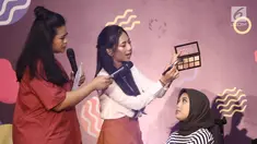 Beauty vlogger, Abel Cantika memperagakan make up kepada model saat beauty session pada acara Vidio Fair 2.0 di Gandaria City, Jakarta, Sabtu (3/11). Acara yang digelar gratis ini mengambil tema One Stop Event You Can Get. (Liputan6.com/Herman Zakharia)
