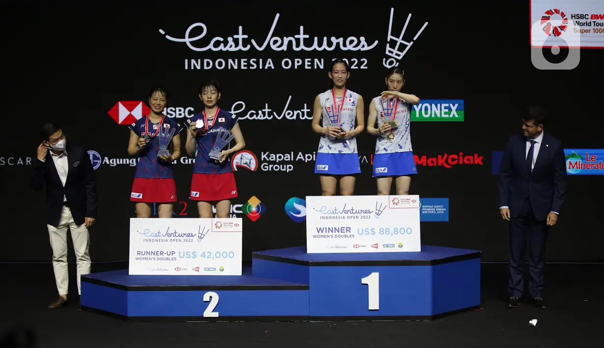 Pebulu tangkis ganda putri Jepang Nami Matsuyama/Chiharu Shida (kanan) bersama pebulu tangkis ganda putri Jepang Yuki Fukusima/Sayaka Hirota (kiri) naik podium usai pertandingan final East Ventures Indonesia Open 2022 di Istora Senayan, Jakarta, Minggu (19/6/2022). Nami Matsuyama/Chiharu Shida menjuarai East Ventures Indonesia Open 2022 usai mengalahkan Yuki Fukusima/Sayaka Hirota dengan skor 18-21, 21-14, dan 21-17. (Liputan6.com/Faizal Fanani)