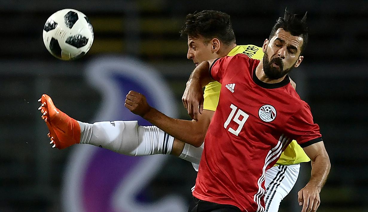 Pemain Kolombia, Santiago Arias (kiri) berebut bola dengan pemain Mesir, Abdallah El Saied pada laga uji coba di "Atleti Azzurri d'Italia Stadium”, Bergamo, (1/6/2018). Mesir dan Kolombia bermain imbang 0-0. (AFP/Marco Bertorello)