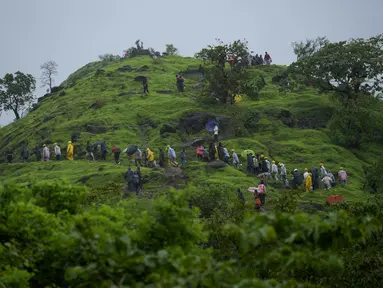 Tim penyelamat mendaki gunung saat berjalan menuju lokasi longsor di distrik Raigad, negara bagian Maharashtra barat, India, Kamis, 20 Juli 2023. (AP Photo/Rafiq Maqbool)