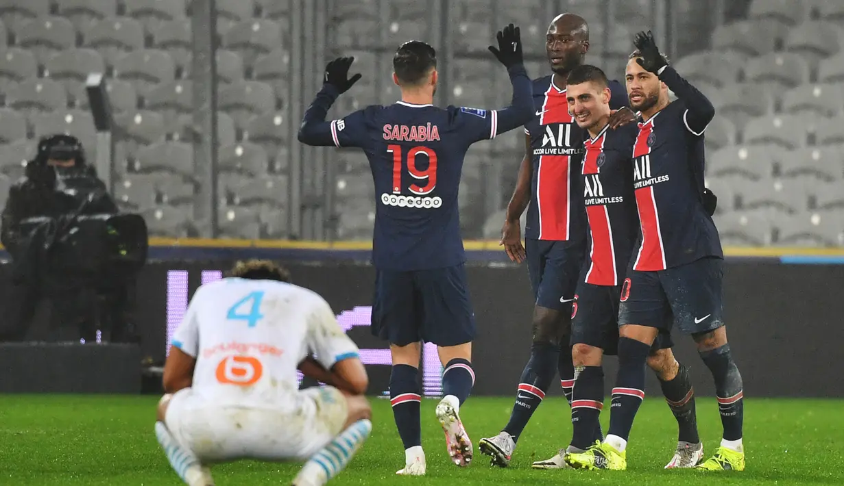 Pemain PSG merayakan kemenangan atas Marseille pada laga Piala Super Prancis di Stade Bollaert-Delelis, Kamis (14/1/2021). PSG menang 2-1 atas Marseille dan berhasil menjadi juara Piala Super Prancis. (AFP/Denis Charlet)