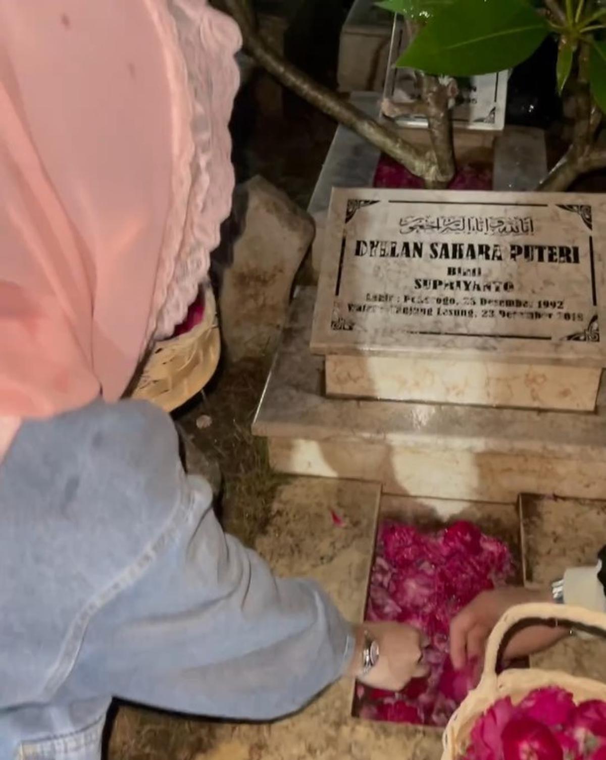Ifan Seventeen Nyekar ke Makam Dylan Sahara, Ditemani Citra Monika