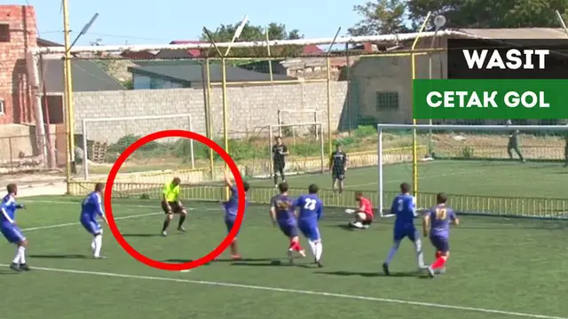 Berita video sebuah gol tercipta berkat tandukan wasit pada sebuah laga di Liga Dagestan, Rusia.