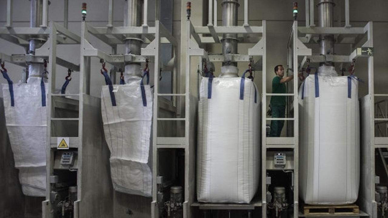 Keren, produsen fashion Spanyol ini bikin baju dari limbah plastik