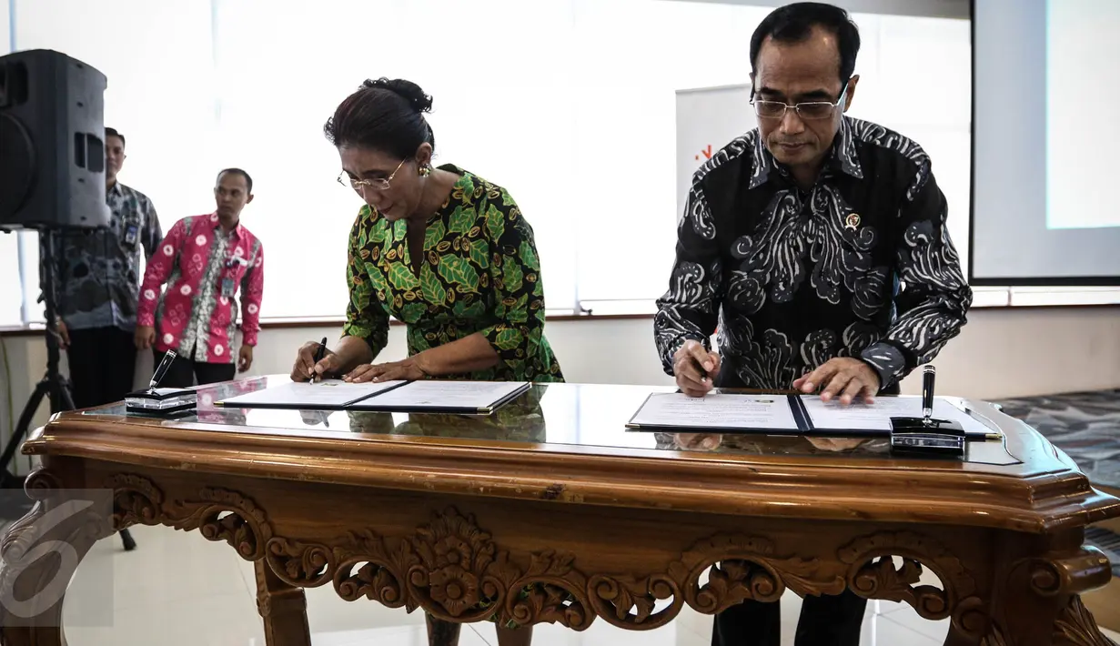 Menteri Kelautan dan Perikanan Susi Pudjiastuti dan Menhub Budi Karya Sumadi menandatangani Mou dalam upaya pemberantasan pencurian ikan melalui Program Penguatan Armada Kapal Perikanan Nasional di Jakarta, Senin (28/11). (Liputan6.com/Faizal Fanani)