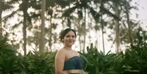 Dalam balutan busana adat Bali, Elodie terlihat begitu memesona. Sanggul khas dan kain tradisional yang ia kenakan menambah kesan anggun pada dirinya. [Foto: Instagram/ elodie_bouttier]