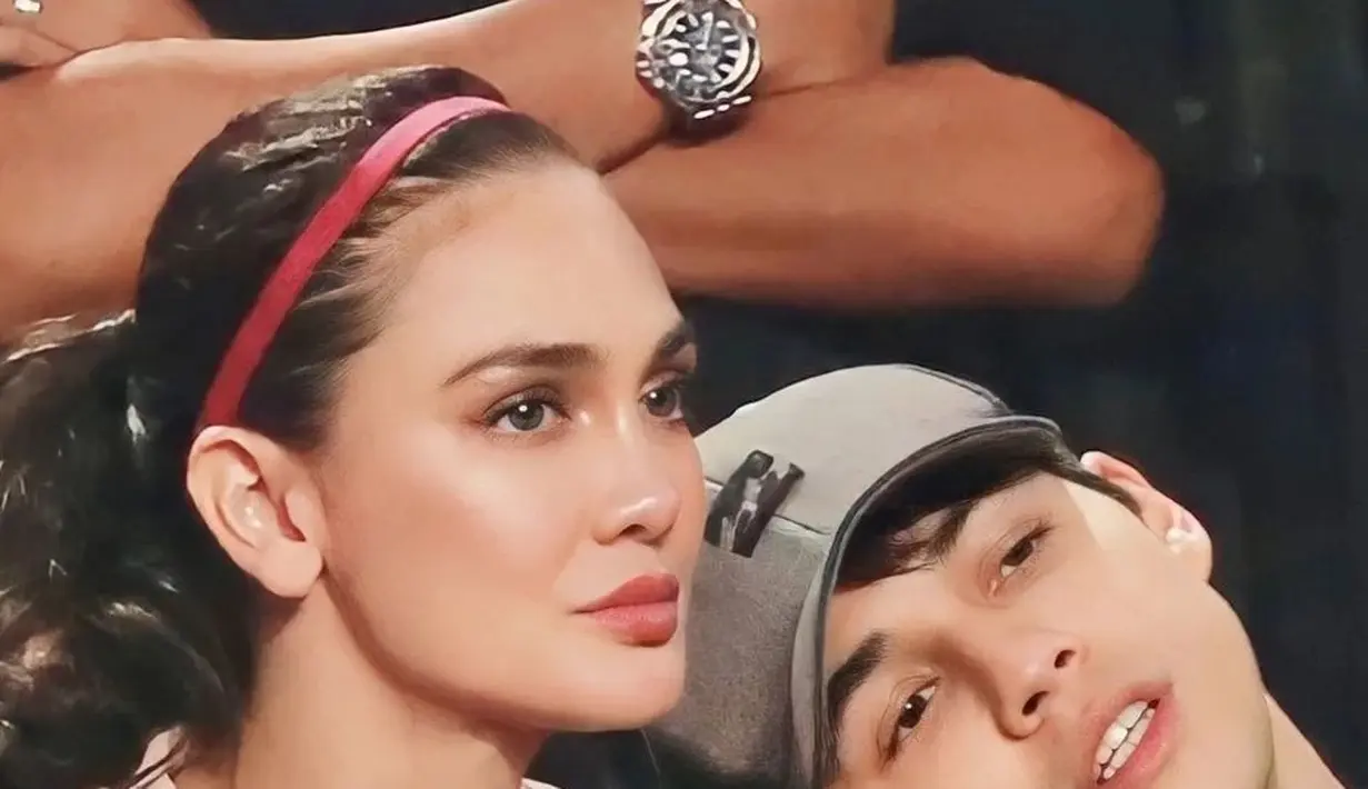 Momen menggemaskan lain dari couple ini adalah ketika Maxime datang untuk memberikan dukungan kepada Luna Maya yang sedang bertanding tenis di Lagi-Lagi Tenis. Luna Maya dengan outfit tenisnya didampingi Maxime yang tampil kasual dengan topi. [Foto: Instagram/lunamayaoofc]