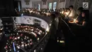 Jemaat memanjatkan doa dengan menyalakan lilin pada Misa Malam Natal di Gereja Immanuel, Jakarta, Senin (24/12). Misa Natal tahun ini mengangkat tema Membangun Spiritualitas Damai yang Menciptakan Perdamaian. (Merdeka.com/Iqbal S. Nugroho)