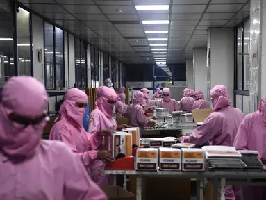 Para pekerja mengemas jarum suntik di pabrik Jarum Suntik Hindustan di Faridabad (2/9/2020). Produsen jarum suntik terbesar di India meningkatkan produksinya untuk menghasilkan satu miliar unit. (AFP/Sajjad Hussain)