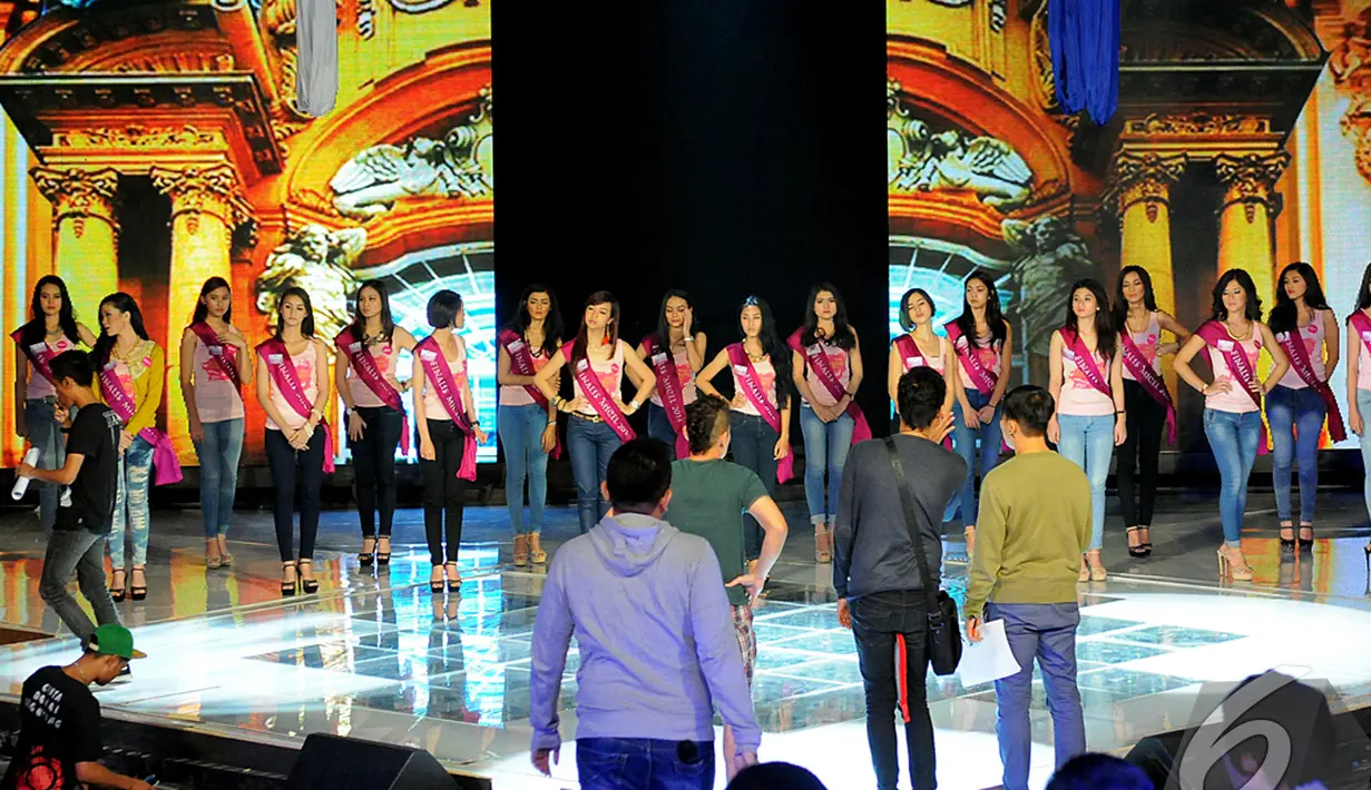  Panitia mengatur posisi para Finalis Micel 2014 di atas panggung saat melakukan gladi resik,  Jakarta, Jumat (24/10/2014) (Liputan6.com/Faisal R Syam)