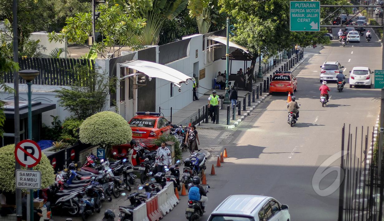 Aktivitas di depan kedubes Australia tampak normal terkait penarikan duta besar Australia untuk Indonesia, tidak ada pengamanan yang mencolok, Jakarta, Kamis. (30/4/2015). (Liputan6.com/Faizal Fanani)