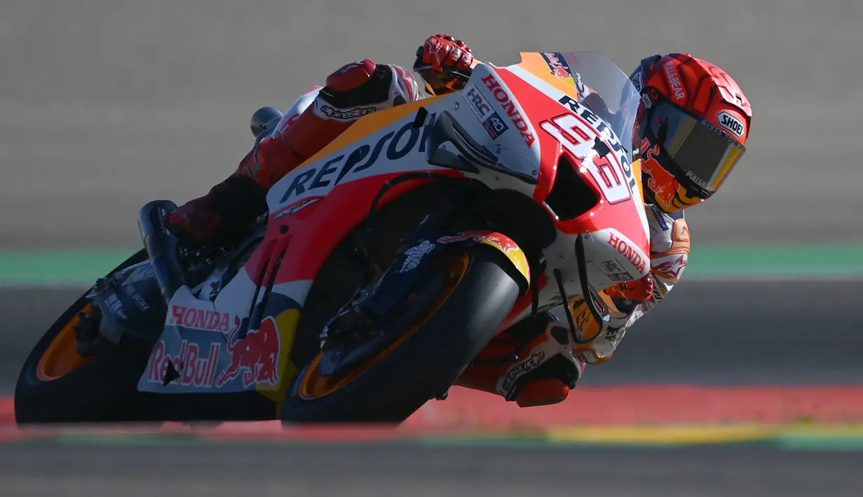 Pembalap Repsol Honda Marc Marquez memacu kecepatan sepeda motornya pada sesi latihan bebas pertama balapan MotoGP Aragon 2022 di sirkuit Motorland di Alcaniz, Spanyol, Jumat (16/9/2022). MotoGP Aragon 2022 menandai comeback Marquez yang sempat absen empat bulan sejak kali terakhir mengaspal di MotoGP Italia di Sirkuit Mugello pada akhir Mei 2022. (PIERRE-PHILIPPE MARCOU / AFP)