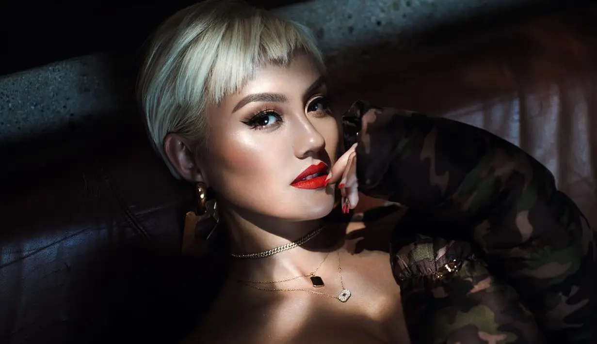 Sejak lama, Agnez Mo kerap terkenal sebagai penyanyi yang hobi bergonta-ganti gaya rambutnya. Terbaru, di awal tahun2018 ini Agnez kembali hadir dengan gaya rambutnya yang baru. (Instagram/agnezmo)