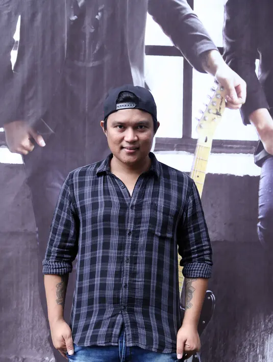 Bersama dengan Erik Juno, Posan menciptakan lagu Pantun Cinta 100 %. Liriknya yang ringan agar mudah diingat. (Nurwahyunan/Bintang.com)