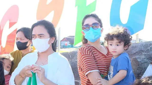 Kumpul Keluarga Mantan Suami, Ini 7 Momen Ussy Sulistyawati Liburan di Kalimantan