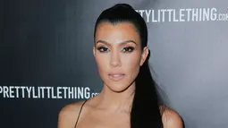 Kourtney Kardashian berpose saat menghadiri peluncuran PrettyLittleThing By Kourtney Kardashian di Los Angeles, California (25/10). Model 38 tahun ini tampil seksi dengan balutan gaun hitam super ketat. (Rich Fury/Getty Images/AFP)