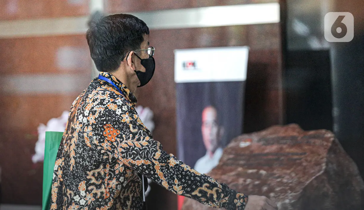 Kepala Kantor Pajak Madya Jakarta Timur, Wahono  Saputro tiba di gedung Merah Putih Komisi Pemberantasan Korupsi (KPK) untuk menjalani klarifikasi kekayaan, Selasa (14/3/2023). Wahono sendiri pernah diperiksa KPK sebagai saksi kasus korupsi memberi hadiah atau janji kepada pegawai negeri pada Ditjen Pajak terkait permasalahan pajak PT EK Prima Ekspor Indonesia. Wahono saat itu menjabat Kepala Bidang Pemeriksaan, Penagihan, Intelijen dan Penyidikan Ditjen Pajak Khusus.(Liputan6.com/Faizal Fanani)