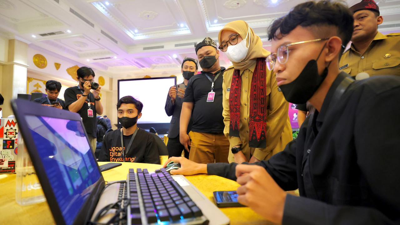 Bupati Banyuwangi Ipuk Fiestiandani memantau kegiatan Jagoan Digital 2022 (Istimewa)