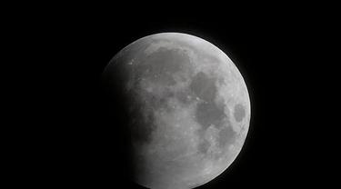 Perubahan gerhana dimulai dengan menutupi sebagian bulan seperti yang terlihat di Santa Monica, California, pada Rabu 26 Mei 2021. (Frederic J Brown / AFP / Getty)