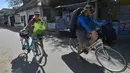 Wisatawan meninggalkan kawasan wisata Pulau Gili Air setelah dilanda gempa 7 skala Richter pada 5 Agustus lalu, Lombok, Nusa Tenggara Barat (NTB), Sabtu (11/8). (Adek BERRY/AFP)