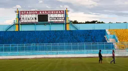 Stadion Kanjuruhan Malang akan menjadi tuan rumah laga SCM Cup grup B yang diisi tim Arema Cronus, Mitra Kukar, Persipura Jayapura, dan Persela Lamongan, Jumat (16/1/2015). (Liputan6.com/Faizal Fanani) 