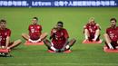 Bek Bayern Muenchen, David Alaba (tengah), menyapa para penggemar saat sesi latihan jelang pertandingan persahabatan melawan Inter Milan di Shanghai, China, (19/7/2015). Bayern mengunjungi Cina untuk menggelar Tur Pra-musim. (REUTERS/Aly Song)