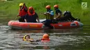 Anggota tim penyelamat berusaha menyelamatkan korban yang tenggelam pada lomba ketangkasan water rescue di Kanal Banjir Timur, Jakarta, Kamis (3/5). Perlombaan tersebut diikuti petugas pemadam kebakaran sewilayah Jakarta Timur. (Merdeka.com/Imam Buhori)