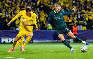 Pemain Manchester City, Erling Haaland (kanan), dan pemain Bodo/Glimt, Jostein Gundersen, berebut bola dalam pertandingan Liga Champions di Norwegia, Rabu (21/1/2026). (Fredrik Varfjell/NTB via AP)