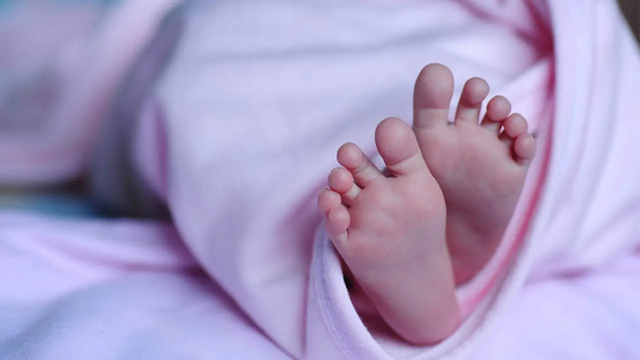 Ajaib, Bayi Baru Lahir Langsung Bisa Berjalan Ini Viral