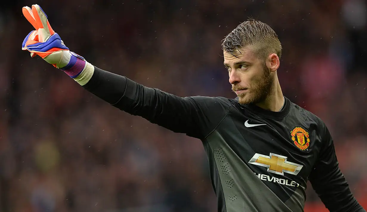 1. David De Gea - Kiper muda incaran Real Madrid pada awal musim, namun MU beruntung karena bisa menahannya. Tahun 2015, kiper Spanyol itu berhasil meraih 11 laga tanpa kebobolan meski pertahan Setan Merah kondisinya tidak stabil. (EPA/Peter Powell)