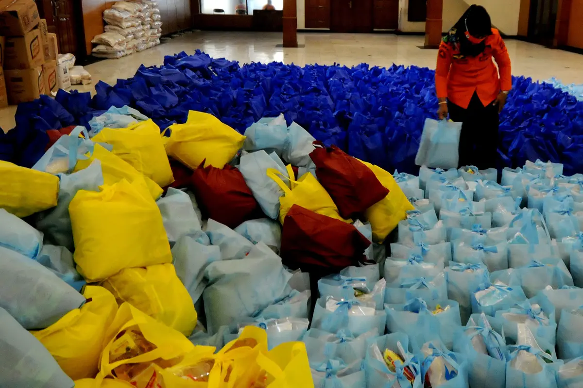 FOTO: Bansos Bahan Makanan untuk Warga Isolasi Mandiri di Bogor