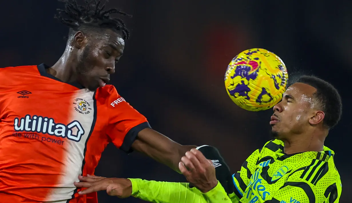 Namun, lima menit berselang gawang Arsenal berhasil dibobol Luton setelah sundulan Osho memanfaatkan sepak pojok Alfie Doughty gagal dibendung David Raya. (AP Photo/Ian Walton)