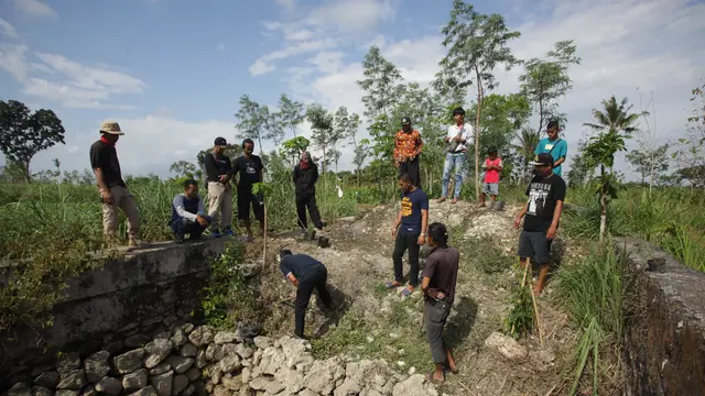 Komunitas Resan menanam pohon beringin untuk menghidupkan kembali mata air yang telah mati. (Foto: Liputan6.com/Hendro Ary Wibowo)