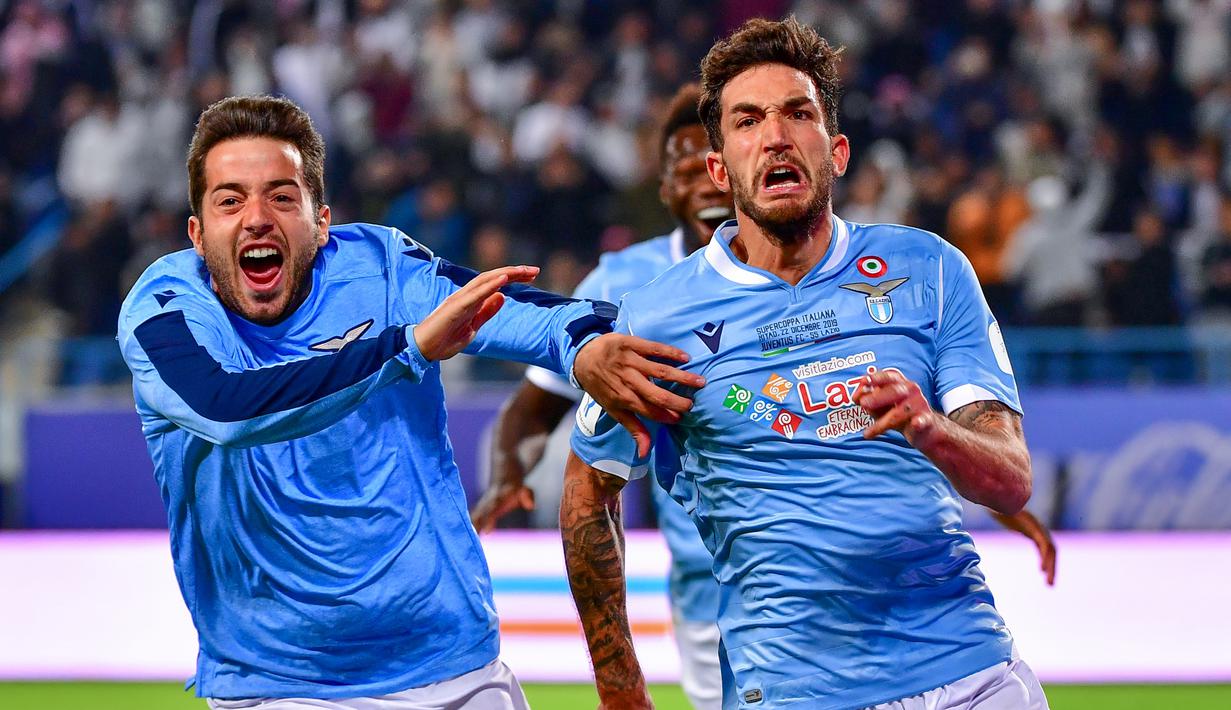 Gelandang Lazio, Danilo Cataldi, melakukan selebrasi usai membobol gawang Juventus pada laga Piala Super Italia 2019 di Stadion King Saud University, Arab Saudi, Minggu (22/12). Lazio menang 3-1 atas Juventus. (AFP/Giuseppe Cacace)