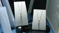 Serial Metal dari koleksi perhiasan rancangan Tex Saverio yang berkolaborasi dengan Miss Mondial. (Liputan6.com/Dinny Mutiah)