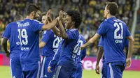 Para pemain Chelsea merayakan gol cantik Willian dari tendangan bebas. The Blues berhasil meraih kemenangan 4-0 atas Maccabi Tel Aviv pada laga matchday kelima Liga Champions, Rabu (25/11/2015) dini hari WIB. (AFP/JACK GUEZ)