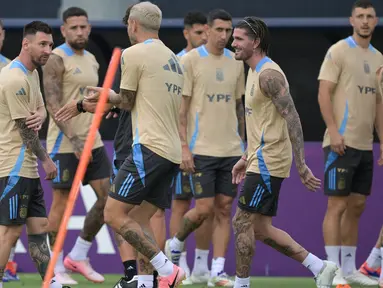 Penyerang Argentina, Lionel Messi (kiri depan) saat mengikuti sesi latihan di stadion sepak bola kampus Florida International University di Miami, Florida, 11 Juli 2024. (JUAN MABROMATA/AFP)