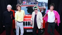 Dikatakan, tanda tangan dari Charlie Wattsm Ronnie Wood, Keith Richards, dan Mick Jagger, terbubuh di mobil yang diproduksi di Italia ini. 