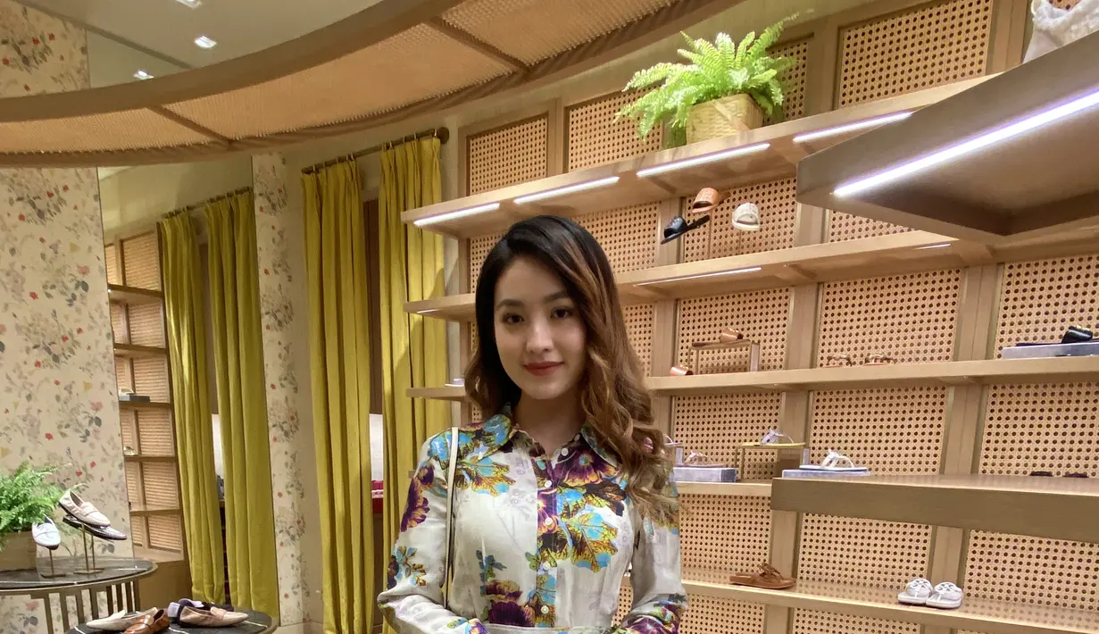 Natasha Wilona tampil mengenakan sling bag putih yang serasi dengan  stiletto heelsnya.  [Anisha Saktian]