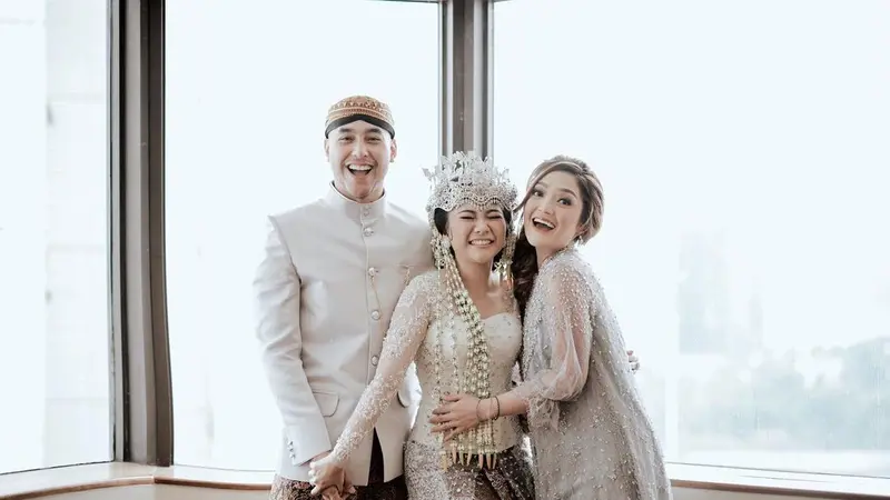 6 Potret Penampilan Siti Badriah di Pernikahan Adik Ipar, Kompak Pakai Sarimbit
