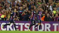 Penyerang Barcelona, Ansu Fati (tengah) berselebrasi dengan rekan setimnya usai mencetak gol ke gawang Villareal pada pertandingan lanjutan La Liga Spanyol di stadion Camp Nou di Barcelona, Spanyol, Jumat (21/10/2022). Barcelona menang atas Villareal 3-0. (AP Photo/Joan Monfort)