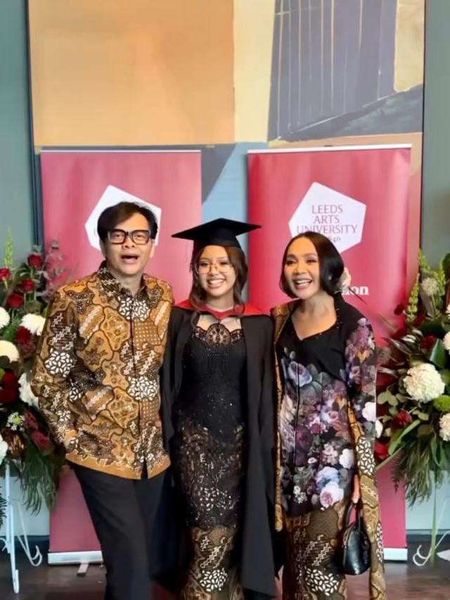 6 Gaya Naja Anak Armand Maulana dan Dewi Gita Wisuda S1 di Inggris, Elegan Berkebaya