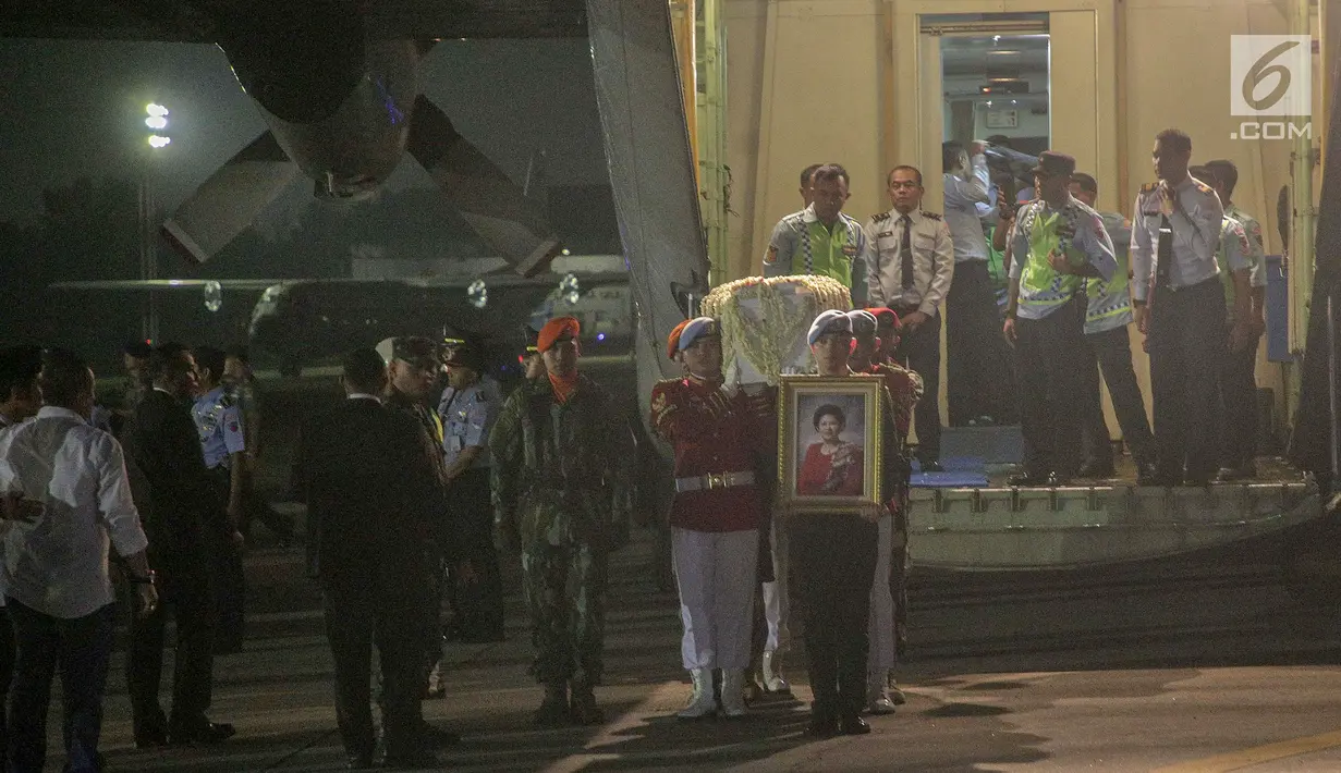 Paspampres membawa jenazah Kristiani Herrawati atau Ani Yudhoyono saat tiba di Lanud Halim Perdanakusumah, Jakarta Timur, Sabtu (1/6/2019). Jenazah tiba bersama keluarga SBY menggunakan pesawat Hercules VIP C 130 dan disemayakamkan di Puri Cikeas, Bogor. (Liputan6.com/Faizal Fanani)