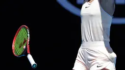 Marta Kostyuk melempar raketnya setelah mengalahkan petenis Australia Olivia Rogowska pada putaran kedua di Australia Terbuka di Melbourne, (15/1). Kostyuk menang 6-3, 7-5 atas petenis tuan rumah tersebut. (AP Photo / Dita Alangkara)