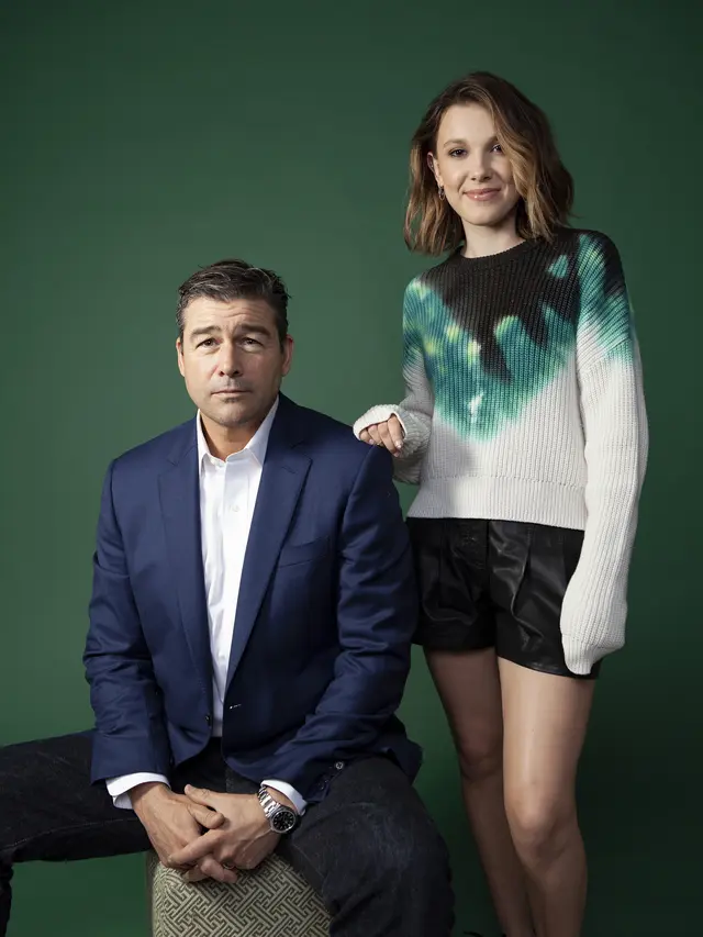 Kyle Chandler dan Millie Bobby Brown  (Photo by Rebecca Cabage/Invision/AP)